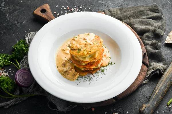 Kartoffelpuffer Mit Pilzsoße Auf Einem Weißen Teller Restaurantkarte Ansicht Von — Stockfoto