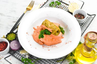 Pirinç ve etle lahana rulosu. Restoran menüsü. Üst görünüm.