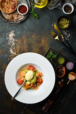 Karides, peynir ve pesto soslu makarna. İtalyan mutfağı. Menü. Üst görünüm.