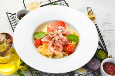 Prosciutto, mavi peynir ve domatesli makarna. İtalyan mutfağı. Menü. Üst görünüm.