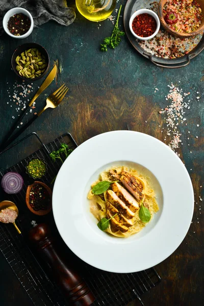 Nudeln Mit Hühnerfilet Käse Und Spinat Italienische Küche Menü Ansicht — Stockfoto