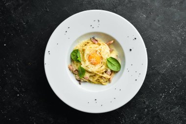 Yumurta sarısı ile makarna. İtalyan mutfağı. Menü. Üst görünüm.