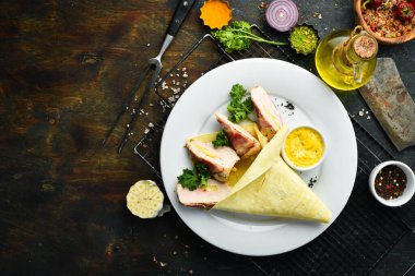 Domuz pastırması ve kuşkonmazlı tavuk dürümü. Restoran yemeği. Menü. Üst görünüm.