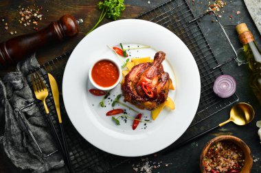 Bal soslu tavuk budu ve patates. Restoran yemeği. Menü. Üst görünüm.