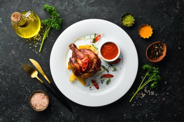 Patatesli bal sosunda pişirilmiş tavuk budu. Restoran yemeği. Menü. Üst görünüm.