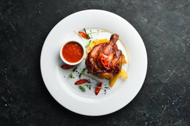 Patatesli bal sosunda pişirilmiş tavuk budu. Restoran yemeği. Menü. Üst görünüm.