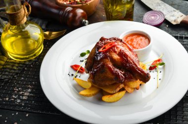 Patatesli bal sosunda pişirilmiş tavuk budu. Restoran yemeği. Menü. Üst görünüm.