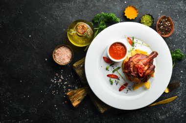 Bal soslu tavuk budu ve patates. Restoran yemeği. Menü. Üst görünüm.