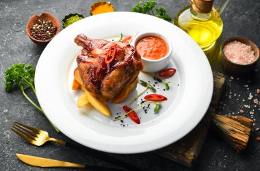 Bal soslu tavuk budu ve patates. Restoran yemeği. Menü. Üst görünüm.