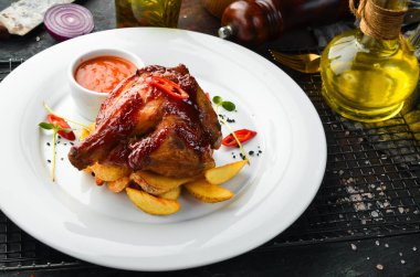 Patatesli bal sosunda pişirilmiş tavuk budu. Restoran yemeği. Menü. Üst görünüm.