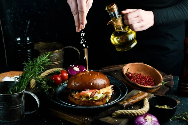 Cocinar Hamburguesa Con Tocino Camarones Manos Chef Sobre Fondo Oscuro — Foto de Stock