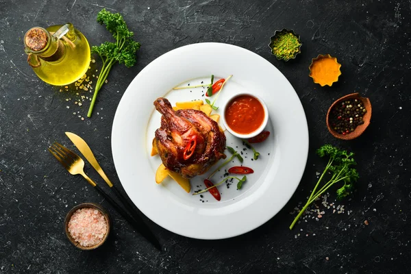 Patatesli bal sosunda pişirilmiş tavuk budu. Restoran yemeği. Menü. Üst görünüm.