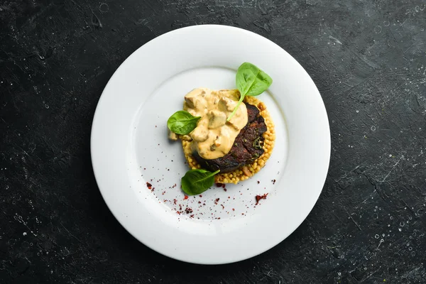 Rindersteak Mit Bulgur Und Pilzen Auf Einem Teller Restaurantkarte Europäische — Stockfoto