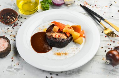 Tabakta sebzeyle pişirilmiş dana biftek. Restoran menüsü. Avrupa mutfağı.