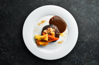 Tabakta sebzeyle pişirilmiş dana biftek. Restoran menüsü. Avrupa mutfağı.