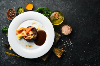 Tabakta sebzeyle pişirilmiş dana biftek. Restoran menüsü. Avrupa mutfağı.