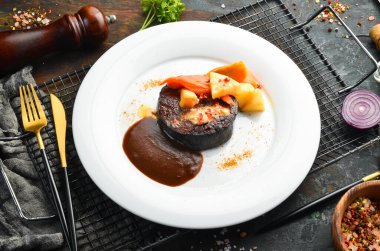 Tabakta sebzeyle pişirilmiş dana biftek. Restoran menüsü. Avrupa mutfağı.