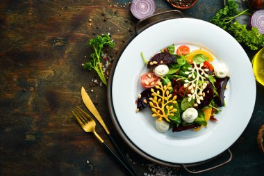 Ispanaklı salata, pancar ve sebze. Soğuk atıştırmalıklar. Kırsal biçim.