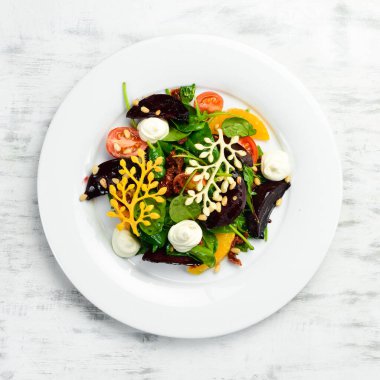 Pancar, ıspanak ve sebzeli salata. Soğuk atıştırmalıklar. Kırsal biçim.