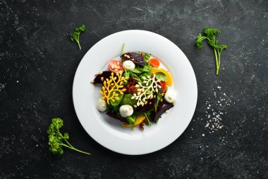 Ispanaklı salata, pancar ve sebze. Soğuk atıştırmalıklar. Kırsal biçim.