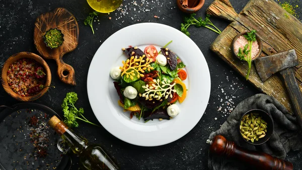 Ensalada Con Remolacha Espinacas Verduras Snacks Fríos Estilo Rústico —  Fotos de Stock