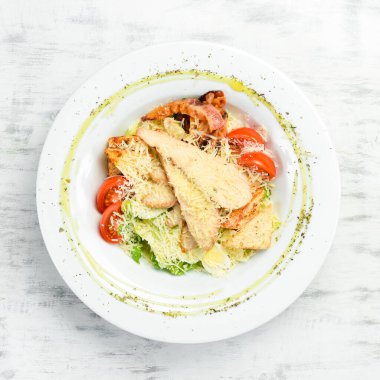 Tavuk ve pastırmalı salata. Üst Manzara. Karanlık bir arka planda. Soğuk atıştırmalıklar.