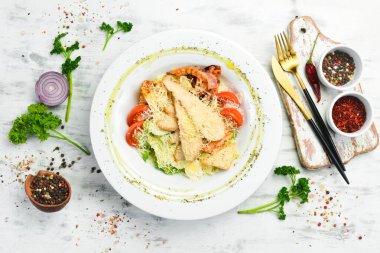 Tavuk ve pastırmalı salata. Üst Manzara. Karanlık bir arka planda. Soğuk atıştırmalıklar.