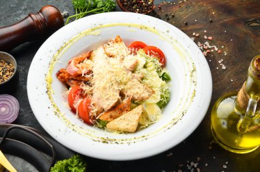 Tavuk ve pastırmalı salata. Üst Manzara. Karanlık bir arka planda. Soğuk atıştırmalıklar.