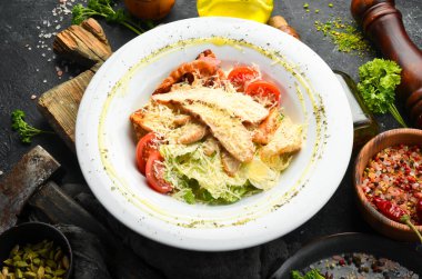 Tavuk ve pastırmalı salata. Üst Manzara. Karanlık bir arka planda. Soğuk atıştırmalıklar.