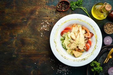 Tavuk ve pastırmalı salata. Üst Manzara. Karanlık bir arka planda. Soğuk atıştırmalıklar.