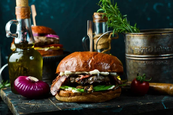 Deliciosa Hamburguesa Parrilla Con Tocino Verduras Sobre Fondo Oscuro Concepto — Foto de Stock