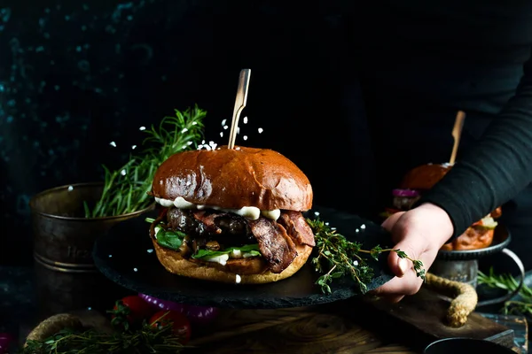 Πεντανόστιμο Χάμπουργκερ Μπέικον Και Λαχανικά Σκοτεινό Φόντο Έννοια Γρήγορου Φαγητού — Φωτογραφία Αρχείου