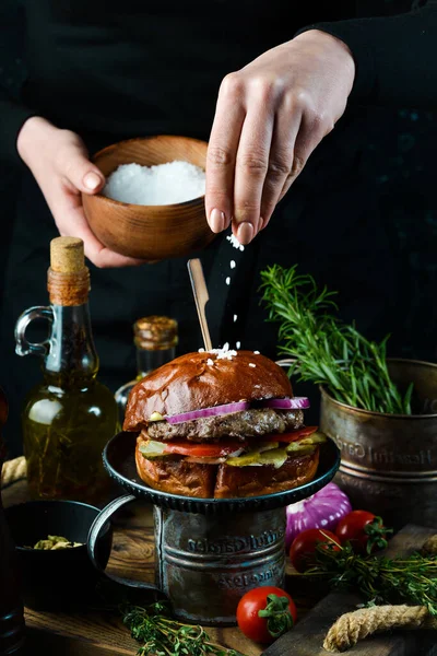 Pyszny Grillowany Burger Kotletem Cielęcym Cebulą Warzywami Starym Ciemnym Tle — Zdjęcie stockowe