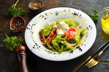 Peynirli ve sebzeli salata. Üst Manzara. Kırsal biçim.