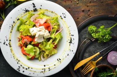 Peynirli ve sebzeli salata. Üst Manzara. Kırsal biçim.