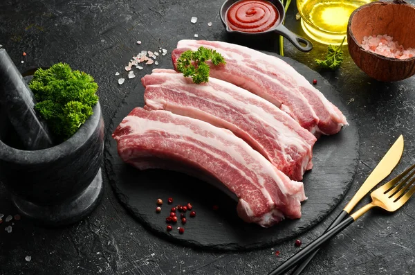 돼지고기요 배경에 돼지고기 갈비를 날리고 위에서 — 스톡 사진