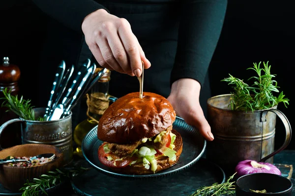 Sabrosas Hamburguesas Parrilla Hechas Casa Con Chuleta Pollo Tomates Cebollas — Foto de Stock