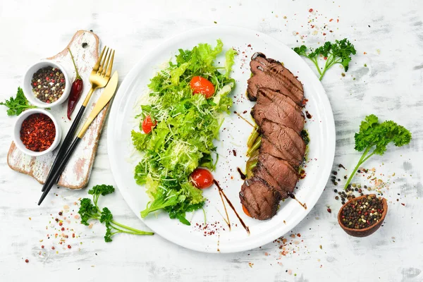 Kalbssteak Mit Salat Und Gemüse Auf Weißem Hintergrund Ansicht Von — Stockfoto