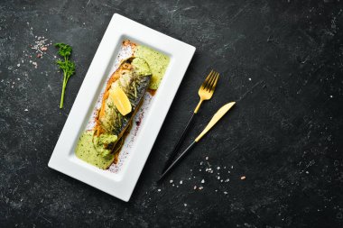 Beyaz tabakta limon sebzeli kızarmış uskumru fileto. Üst Manzara. Kırsal biçim.