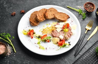 Beyaz tabakta kızarmış ekmek ve sebzeli dana katranı. Üst Manzara. Kırsal biçim.