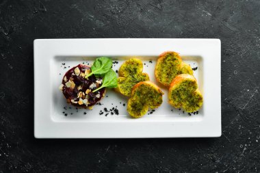 Kaz ciğeri. Kaz ciğeri ezmesi, böğürtlen sosu ve tost. Beyaz bir tabakta. Üst görünüm.