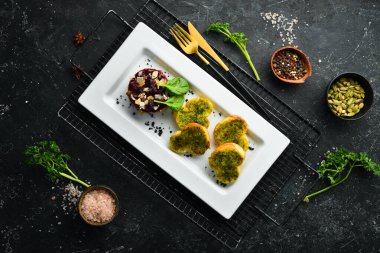 Kaz ciğeri. Kaz ciğeri ezmesi, böğürtlen sosu ve tost. Beyaz bir tabakta. Üst görünüm.