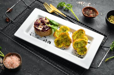 Kaz ciğeri. Kaz ciğeri ezmesi, böğürtlen sosu ve tost. Beyaz bir tabakta. Üst görünüm.