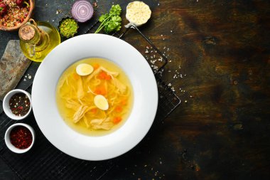 Bıldırcın çorbası. Bıldırcın eti çorbası, bıldırcın yumurtası ve erişte. Beyaz bir tabakta. Üst görünüm.