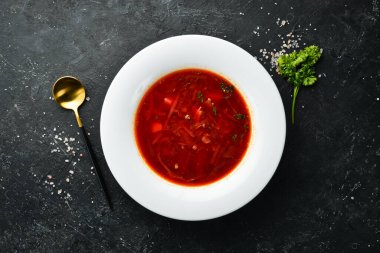 Borç çorbası. Ekşi kremalı pancar çorbası, Ukrayna geleneksel mutfağı. Beyaz bir tabakta. Üst görünüm.