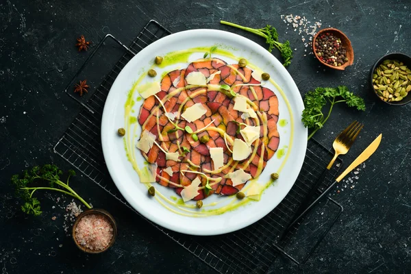 Lachs Thunfisch Carpaccio Mit Sauce Und Käse Auf Einem Weißen — Stockfoto