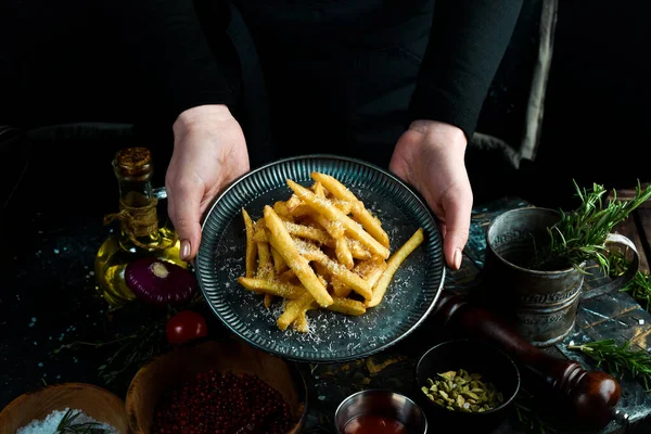 요리사는 배경에 치즈와 소스가 감자튀김 접시를 금속판에 패스트푸드의 — 스톡 사진