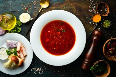 Borç çorbası. Ekşi kremalı pancar çorbası, Ukrayna geleneksel mutfağı. Beyaz bir tabakta. Üst görünüm.