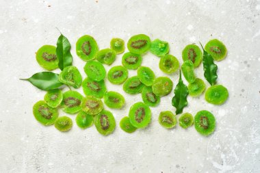 Şekerli ve kurutulmuş kivi. Kurutulmuş meyve. Taş bir arka planda.