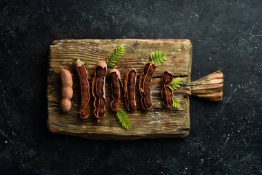 Mutfak tahtasındaki olgun demirhindi. Taş zeminde. Üst görünüm.